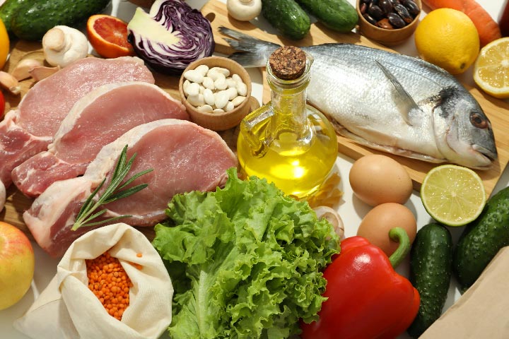 Různé potraviny: maso, vejce, salát, olivový olej, ryby